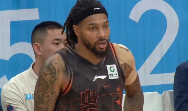 8连胜！山东男篮一波流击溃宁波，珀塞尔下起三分雨，鲍威尔回暖