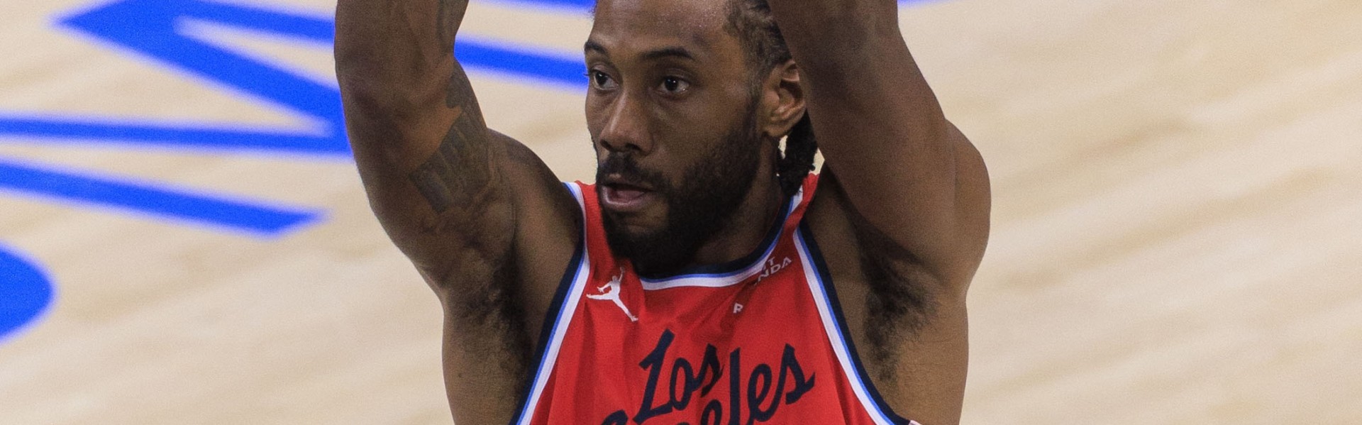 开云登录入口-小卡后撤步跳投命中长两分 落地时疑似轻微扭脚需谨慎