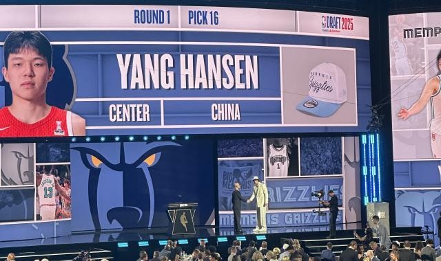 开云体育官方网站-【现场】巴克莱中心响起一声洪亮的“杨瀚森加油”