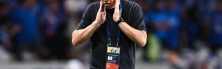 跟队记者谈路易斯伤缺：斯卢茨基不妨变阵，采用曾使用过的4321