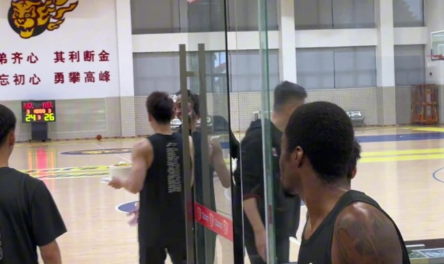 开云体育官方网站-广东队全队为萨林杰庆生！这次没有标配的摁头吃蛋糕了！