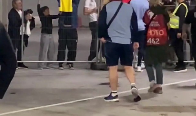 开云官方网站-超开心！球迷赛后获得约克雷斯签名兴奋欢呼