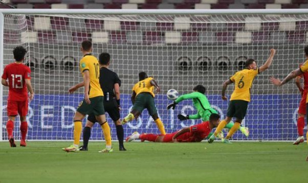 开云官方网站-国足后防屡次低级失误 李铁和全新中卫组合谁背锅